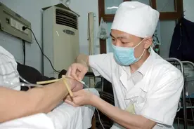 “暖男”护士哄得了娃抗得了压 优势与压力并存图片