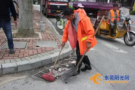 大朗：及时做好下水道口清理工作图片