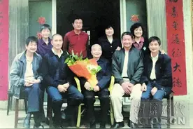 爱看《湘潭晚报》爱打跑胡子 99岁的他精神抖擞图片