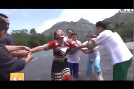 贵州苗寨奇特婚恋习俗，在河边抢自己喜欢的人视频封面