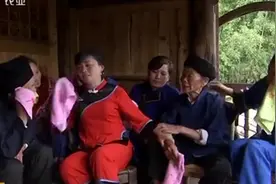 土家族农村女孩出嫁，为何要哭嫁？看她们哭的样子 都想掉泪了视频封面