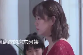 美女医生钢琴演奏 只为给患者带来一丝心灵抚慰