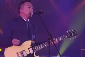 Beyond黄家强庆结婚十周年 拥妻子入怀秀恩爱