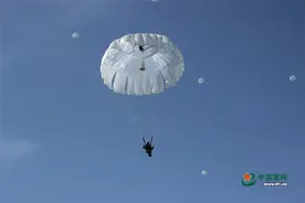空降兵某团新兵首次跳伞图片