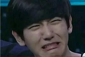 女友帽子被吹悬崖边，男友竟图片