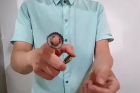 手指瞬间穿透酒瓶盖子 简单易学的互动小魔术视频封面