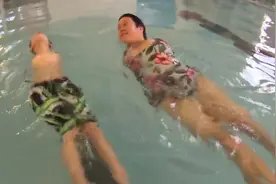 没有双臂如何上厕所？残疾母子貌似过的很精彩！视频封面
