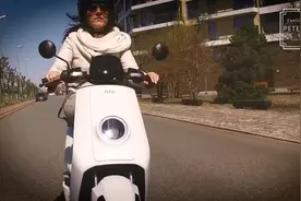 美国小妹买了小牛N1S，这回头率妥妥的