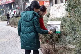 新西里社区自制宠物“便纸”倡导文明养犬图片