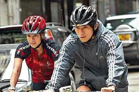 星爷身家60亿还骑自行车出行 天王郭富城却有很多上千万的豪车视频封面