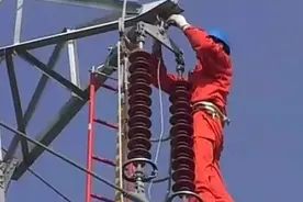 老电工演示停电更换110KV绝缘子视频封面
