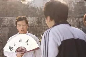 夏洛特烦恼的王老师曾想拒演 汤唯前男友 如今一家三口幸福美满视频封面