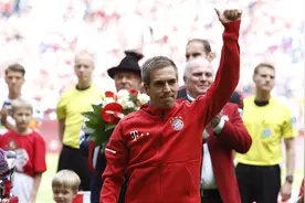 拜仁夺冠庆典全程：拉姆满眼深情 诺伊尔拄拐登台视频封面