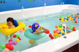 揪心！监控拍下婴儿游泳溺水全过程视频封面
