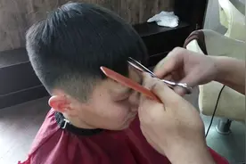 小伙留了很久的刘海，被咔咔几刀剪没了，最后却整出一款帅气短发