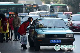 昆明火车站附近多数出租车坐地喊价 乘客遭遇打车难图片