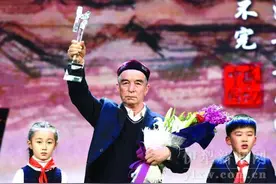 吾买尔当选“感动中国二零一五年度人物”图片