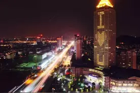老人包下整楼示爱 因为爱情依然随时可以为你疯狂图片