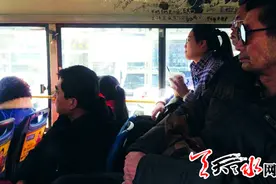天水公交车--过年仍在路上图片