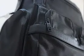 我很低调：全方位多角度的Tumi 双肩包（261372D）上身效果实拍真人兽图片