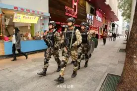 深圳街头执勤武警装具时髦图片