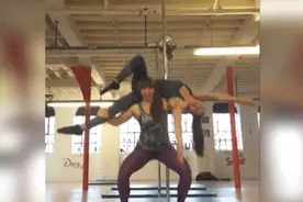 怀胎7月啥都不怕，孕妇照跳钢管舞图片