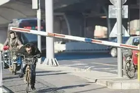 太原奇葩拦车杆：骑车人红灯允许右拐竟遭阻截图片