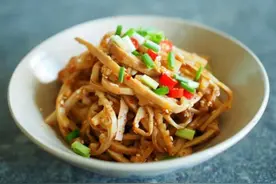 凉拌红油手撕笋，手把手教会你做凉拌红油手撕笋，好吃图片