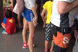 张柏芝带俩儿子来新加坡，网友在圣淘沙看到他们图片