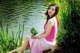 邻家女孩在湖边草丛中玩捉迷藏图片