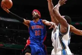 篮球智慧——阻止三步上篮的有效方法图片