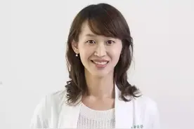 请问儿科医师：小孩看电视会歪头又瞇眼，是眼睛出问题吗？图片