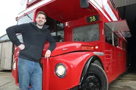 英男子辞职后将旧巴士打造成精美移动酒吧图片