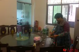 钟点工大姐没回老家过春节 盼淡季回家看望母亲图片