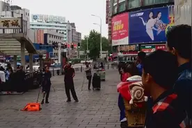 身残志不残！残疾歌手组成乐队街头卖场，有梦想哪里都是舞台视频封面