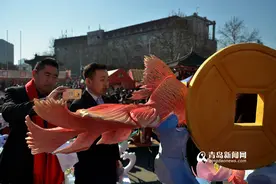 萝卜会上绝技频现 牛人蒙眼用萝卜雕花图片