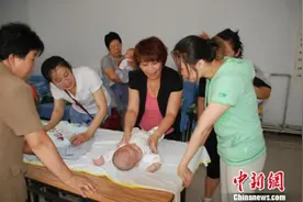 惊呆！青岛住家月嫂月薪达13000元图片