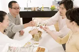 时代症候 | 饭桌上的尴尬图片