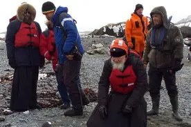 俄罗斯东正教大牧首基里尔访南极 与企鹅漫步图片