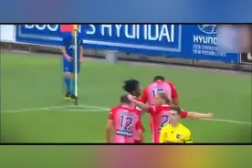 球场上正在比赛，洒水系统突然开了，球星们的反应太搞笑了