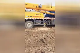 吊车泥地里陷车，老乡开车轻松一招解救！视频封面