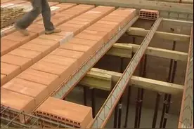 德国人红砖房修建全过程，看完感觉这几年工地白跑了！视频封面