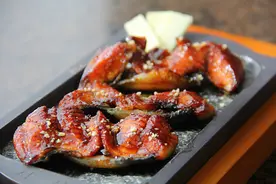 烤肉遇到铜器，美得很容易图片