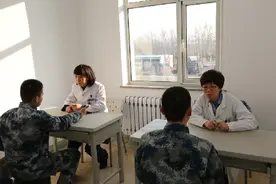 解放军第463医院巡诊送药到一线图片