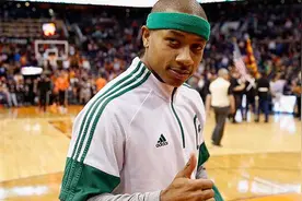 好弹跳！小托马斯训练中秀扣篮图片