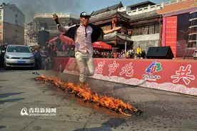 糖球会奇人绝技 赤脚上刀山下火海图片