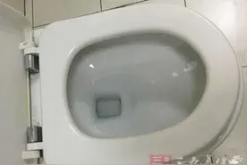 女人在马桶上垫层纸竟为了这事图片