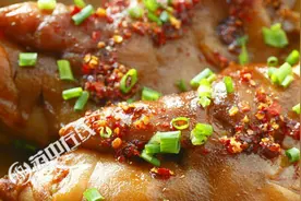 小伙梦游啃猪蹄 网友吐槽：这才是真正的吃货图片