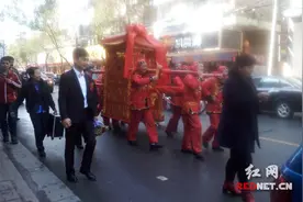 湘乡一对新人举行花轿婚礼 传承传统文化图片