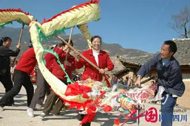闻花香、赏龙灯 正月十五赶四川德昌草坝场图片